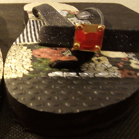 Lindsay Phillips -Floral Design Sandals W/Gold Bow Button Katie #520201, Size 7 - Picture 10 of 11